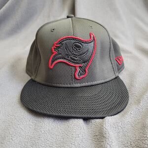 TAMPA BAY BUCCANEERS Hat Cap Fitted Gun Metal Gray Embroidered Logo Red NFL